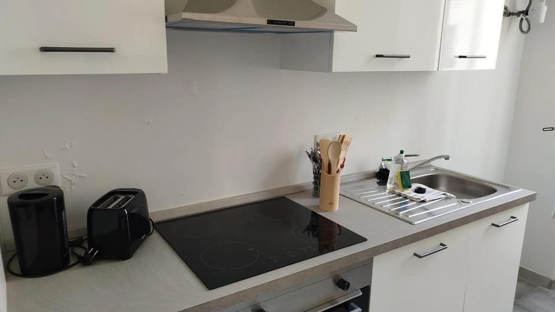 Plein Sud - Moderne Studio Avec Mezzanine- Hyper Centre Antibes - Proche Port Apartment